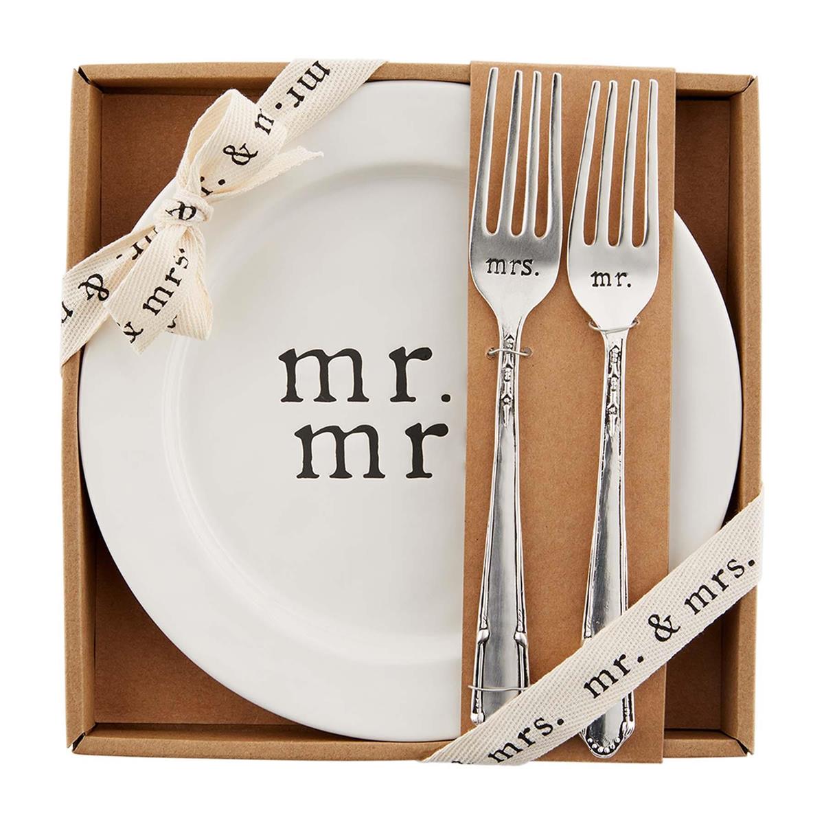 http://meggiebsgifts.com/cdn/shop/products/mudpie-mr-and-mrs-cake-plate.jpg?v=1660167308