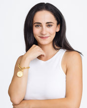 Load image into Gallery viewer, Susan Shaw Gold USA 250 Coin on Heavy Gold Chain Toggle Bracelet
