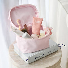 Load image into Gallery viewer, Case Mate Train Case - Ballet Pink Bow
